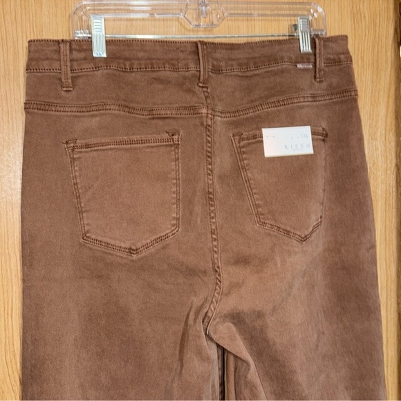 Risen Espresso Wide Leg Tummy
Control Jeans new with tags - Picture 5 of 10